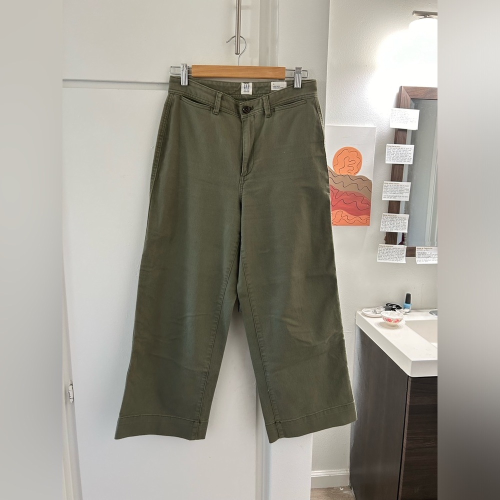 Green Gap high rise crop jeans. Size 6